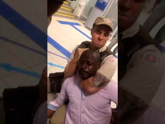 Empresário leva gravata na frente da filha e acusa banco e PM de racismo