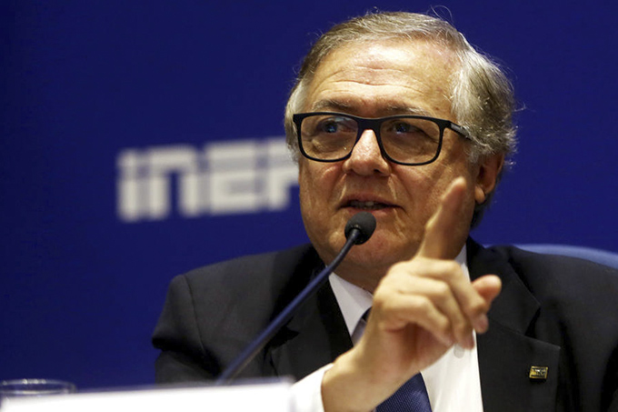 Vélez diz que percebeu 'erro' e muda comunicado às escolas sobre Hino