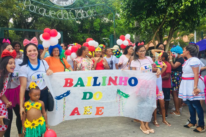  Bailinho de Carnaval da turminha do AEE agita ruas do centro
