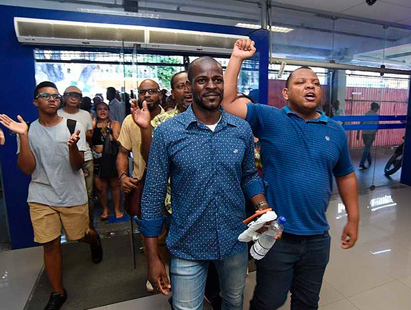 Grupo faz protesto em agência da Caixa após acusação de racismo