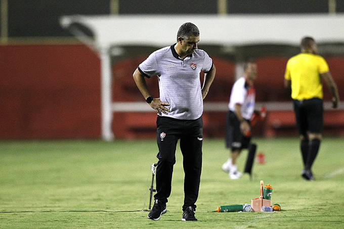 Chamusca lamenta atuação e diz que não entrega cargo no Vitória