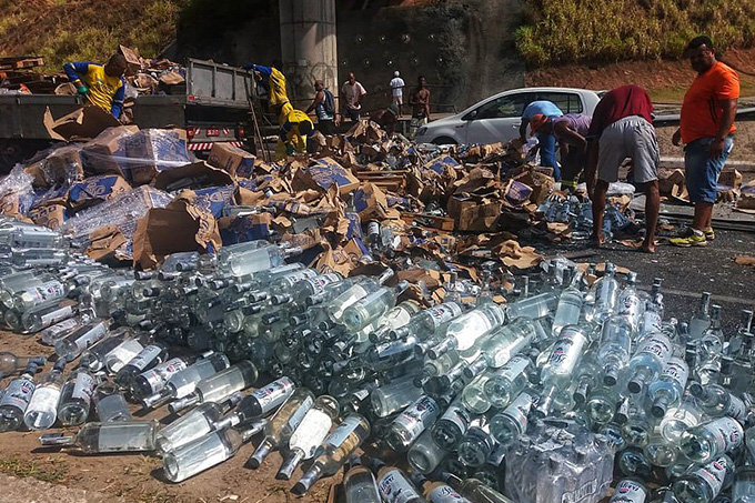 Caminhão que tombou levava carga de vodka avaliada em R$ 50 mil