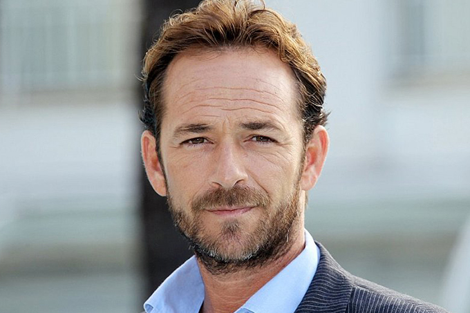 Ator Luke Perry, de Riverdale e Barrados no Baile, sofre AVC