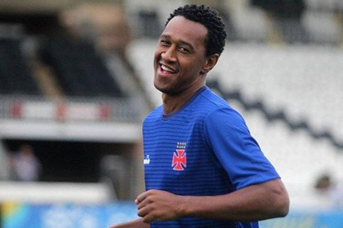 Lateral Fabrício, ex-Vasco, acerta com o Vitória