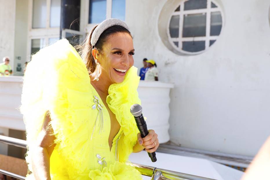 'Meu coração está explodindo de felicidade', diz Ivete ao chegar ao trio