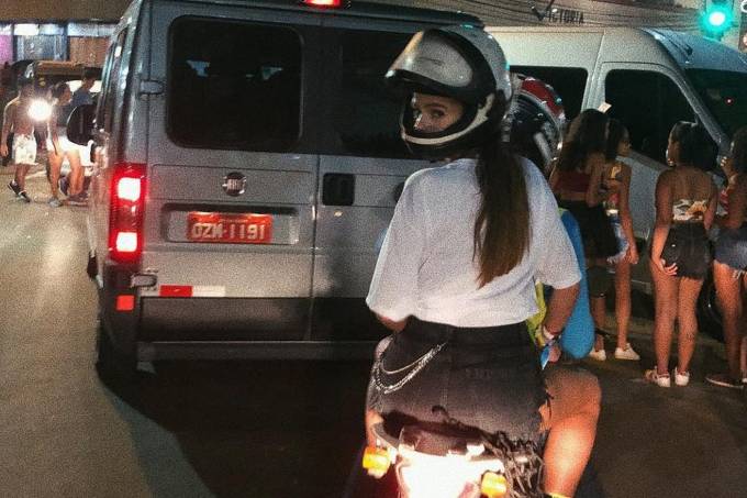 Após cair na folia na Barra, Bruna Marquezine vai embora de mototáxi