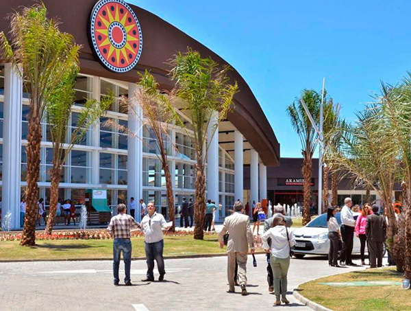 Em comemoração ao Dia da Mulher, Outlet distribui três mil cupons de desconto
