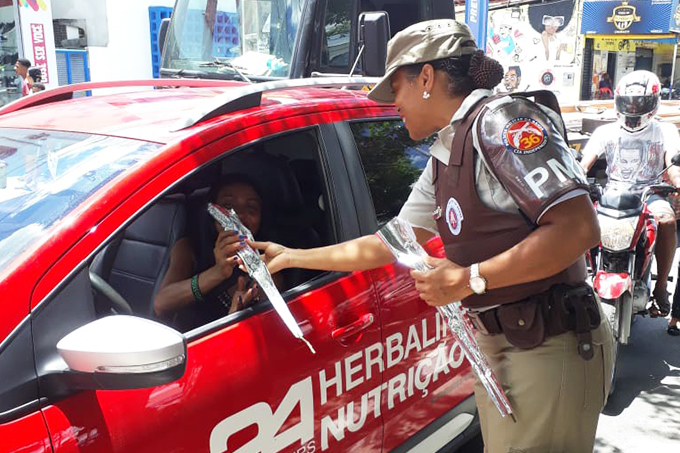 Policiais da 36ª CIPM homenageiam mulheres durante blitz educativa