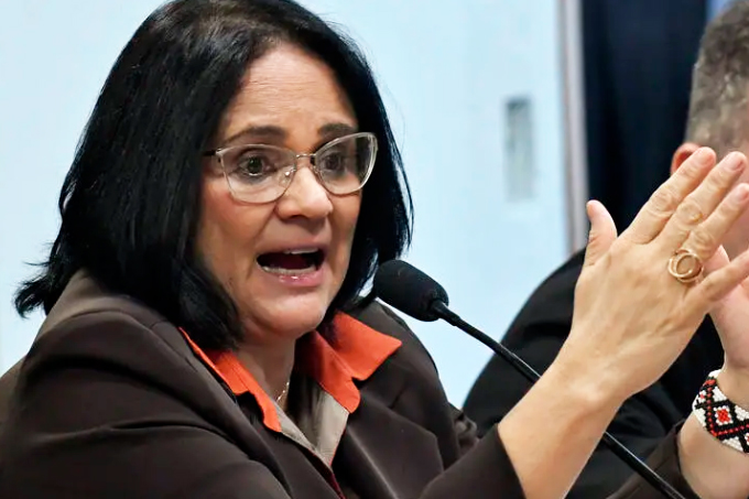 Damares diz que governo ensinará meninos a dar flores e abrir porta para mulheres