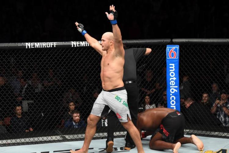Júnior Cigano nocauteia Derrick Lewis no segundo round