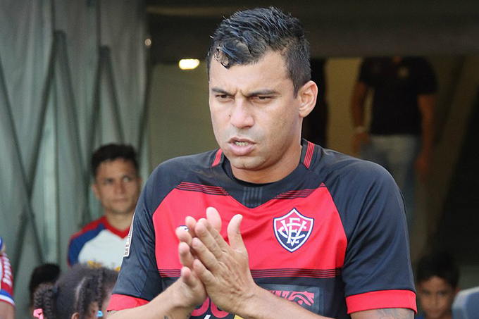 Neto Baiano acena para tricolores, Jackson se irrita e Ba-Vi tem confusão