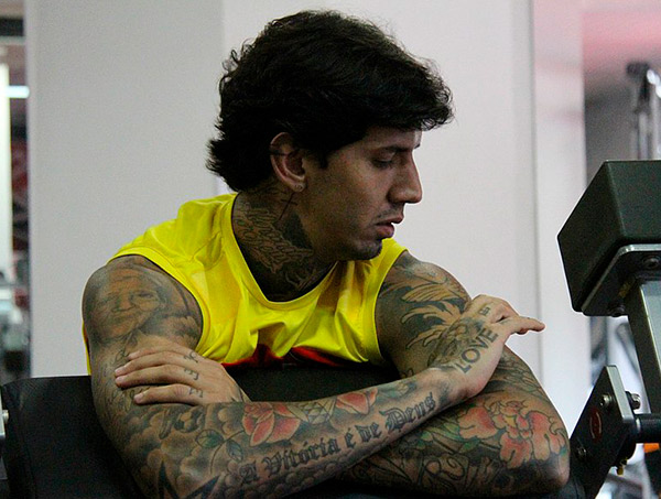 Victor Ramos se apresenta ao Vitória e começa a treinar com bola