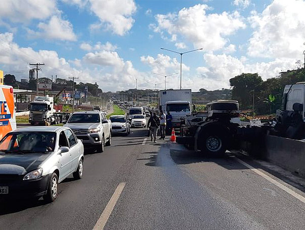 BR-324: dois acidentes deixam fluxo de veículos intenso