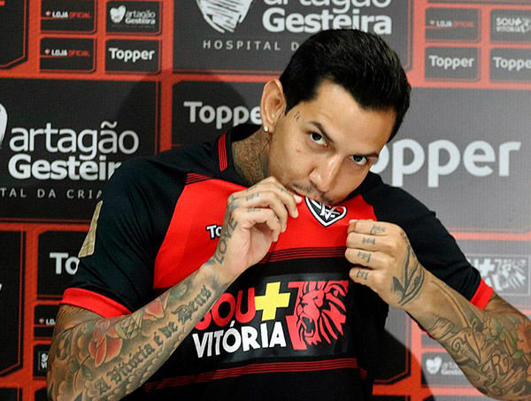 'Meu foco é jogar futebol, não procurar mulher', diz Victor Ramos
