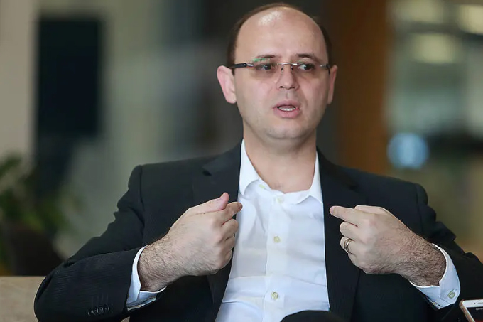 'Colocar arma na mão do professor não vai resolver problemas', diz secretário