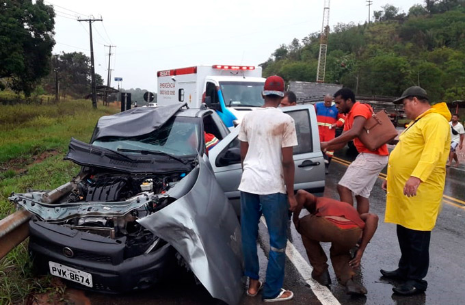 Colisão entre caminhão e carro deixa mulher ferida na BA-093