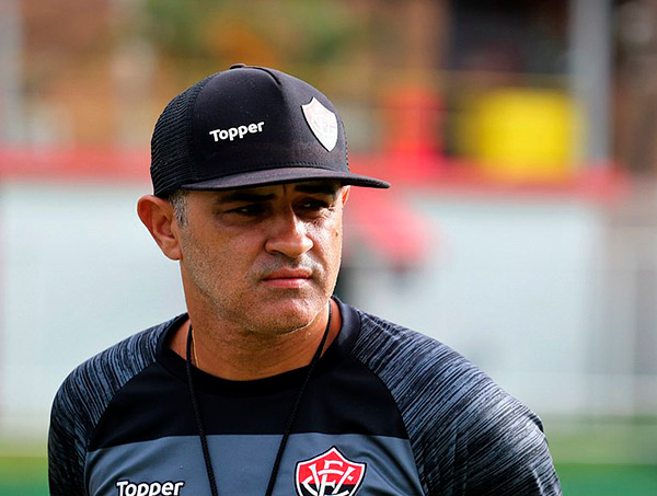 'Muito difícil', diz técnico Chamusca sobre momento do Vitória