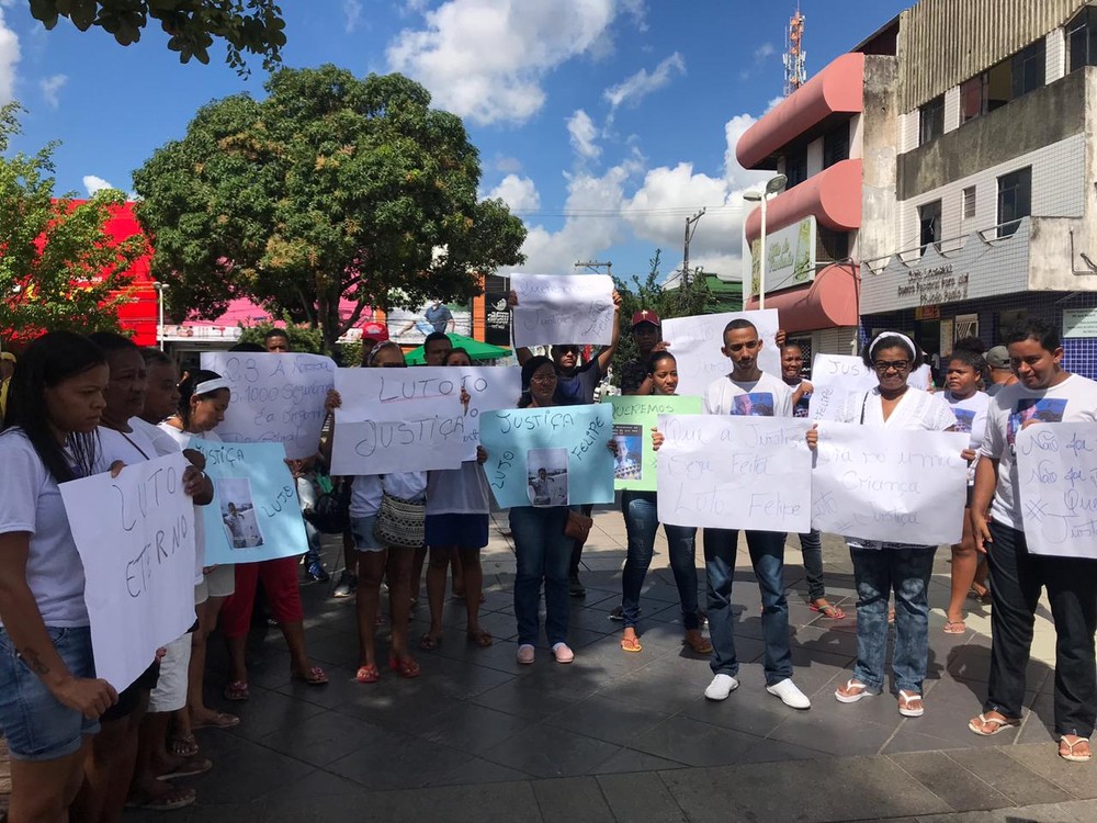 Familiares e amigos de garoto morto durante ação policial fazem protesto