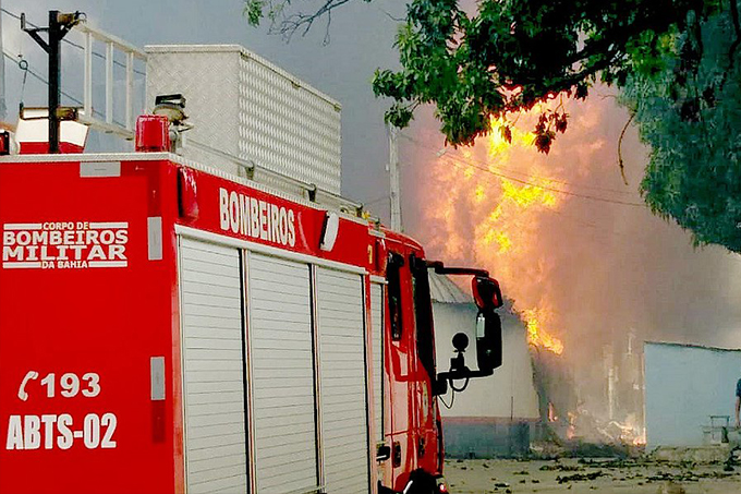Chamas de incêndio em fábrica de colchão chegaram a 30 metros