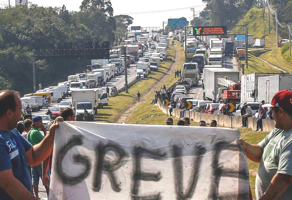 Caminhoneiros se mobilizam para nova paralisação dia 30 de março