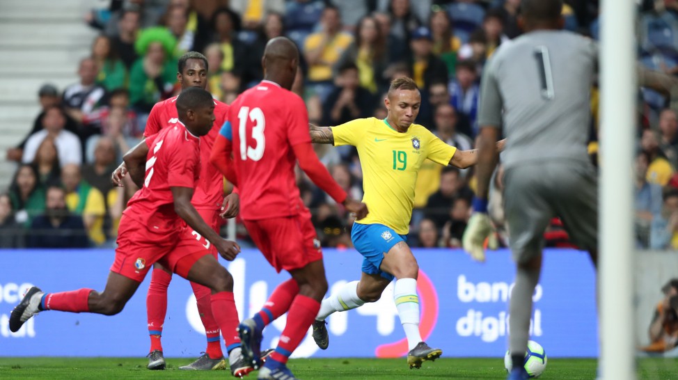 Brasil decepciona com empate e começa o ano sob vaias