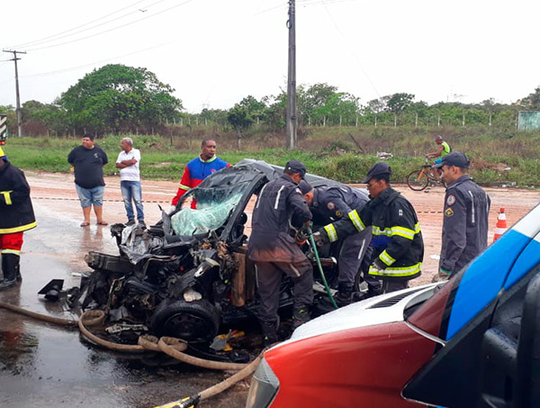 Colisão entre carreta e carro de passeio deixa uma vítima fatal na BA-093