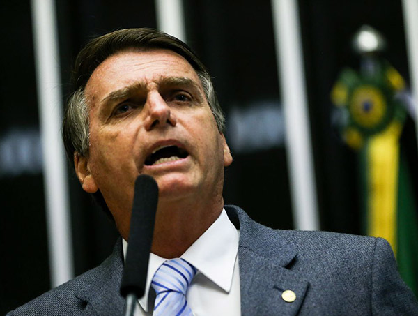 Bolsonaro participa de assinaturas de contratos do setor elétrico