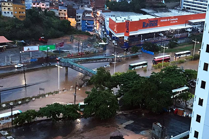 Chuva alaga Avenida ACM e trânsito fica congestionado na região