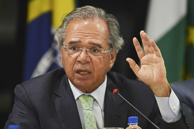 Guedes diz não ter apego a cargo, mas sinaliza que não sai na primeira derrota