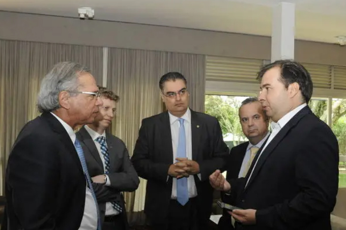 Maia e Guedes vão liderar articulação política para blindar Previdência