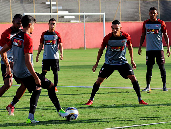 De olho no Náutico, Vitória volta aos treinos na Toca do Leão