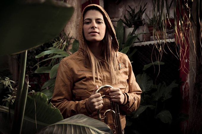  Cantora argentina se apresenta na Serenata no Tamar