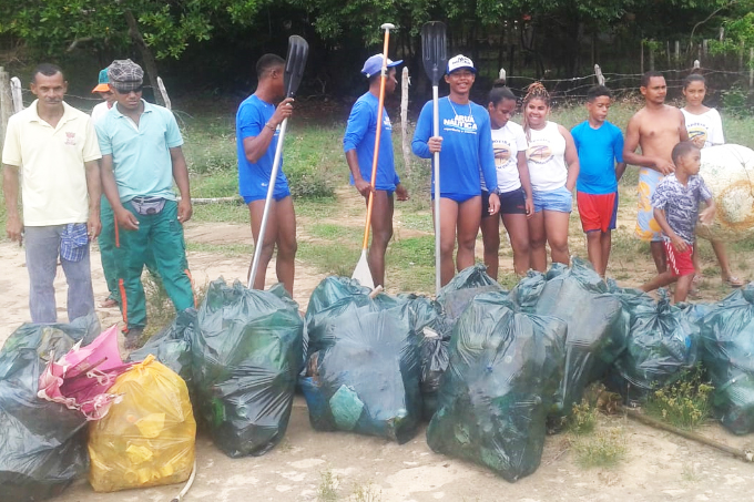Cerca de 300 quilos de lixo são retirados da Lagoa Aruá 