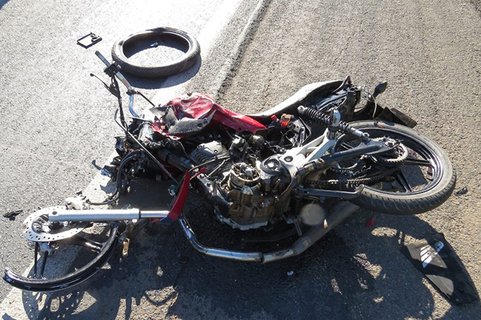 Jovem morre após acidente entre moto e carreta BR-242