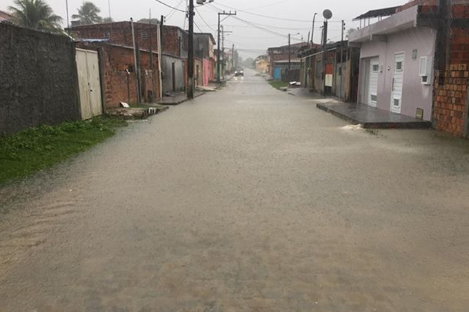 Moradores enfrentam alagamentos no bairro Garcia d’Ávila