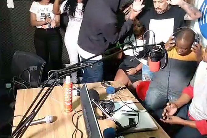 Rádio é assaltada em São Paulo e crime é transmitido ao vivo; veja vídeo