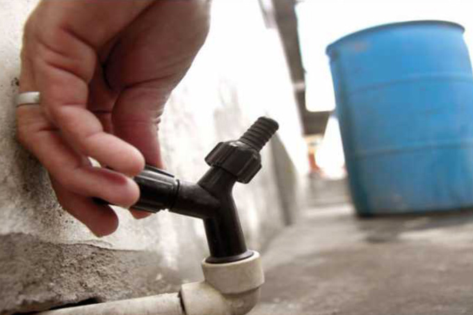 Moradores de diversos bairros estão há 20 dias sem água