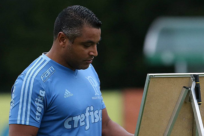 Estudioso e ofensivo, Roger chega com missão de ajustar o Bahia