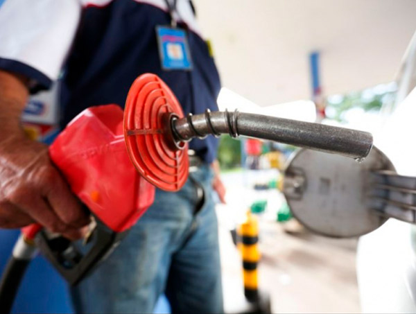 Petrobras sobe preço da gasolina nas refinarias em R$ 0,10