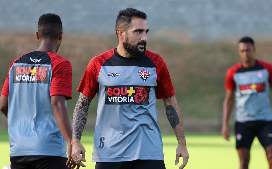 Após negociação frustrar com o Vitória, Escudero fecha com time da Série B 