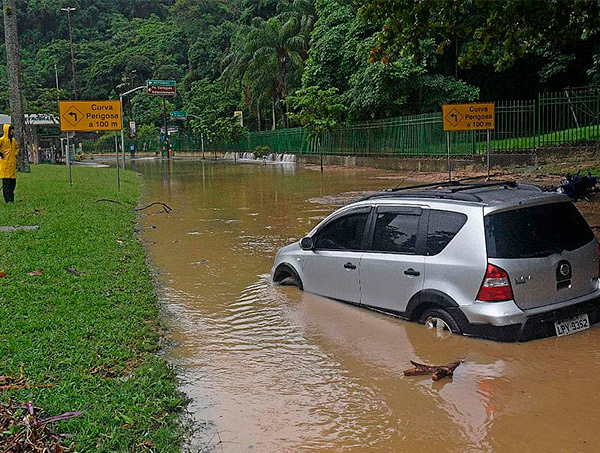 Rio de Janeiro segue em estágio de crise e com vias fechadas