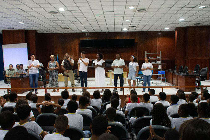 Proerd apresenta peça teatral para alunos de Dias d'ÁVila
