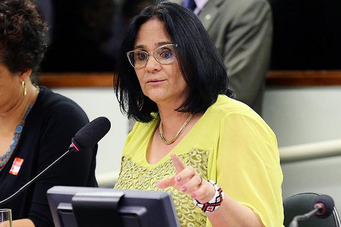 Ministra Damares suspira por Túlio Gadêlha em sessão: 'Como ele é lindo'