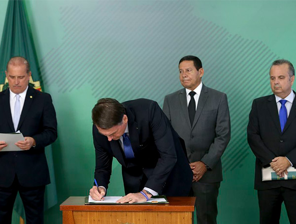 Bolsonaro assina projeto de lei sobre educação domiciliar