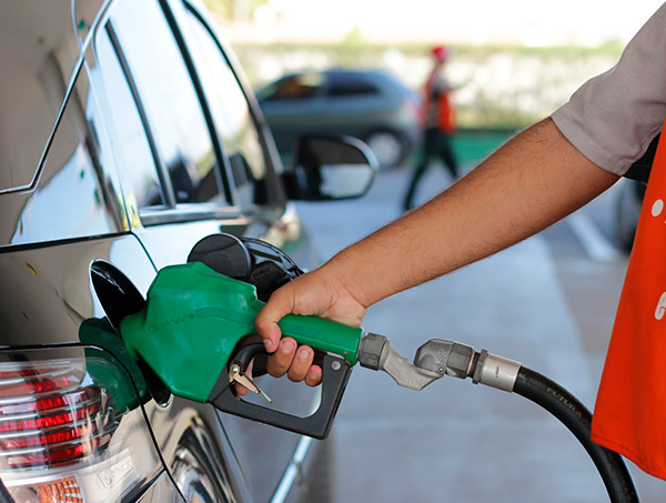 Petrobras volta atrás e adia reajuste do diesel