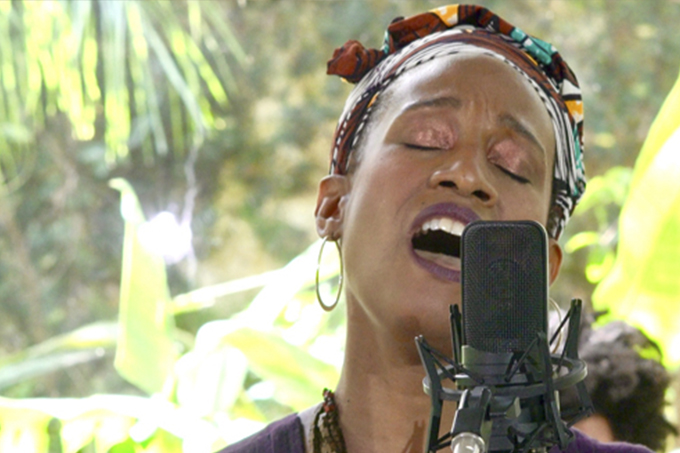 Alissa Sanders canta Jazz na Serenata no TAMAR