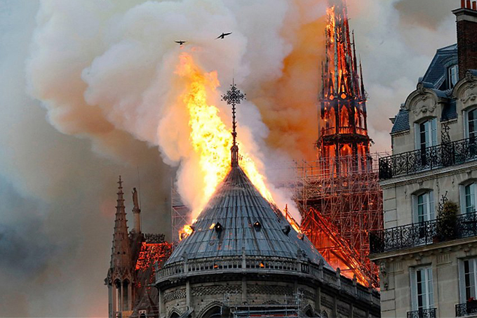 França pede doações e avalia danos na Notre-Dame