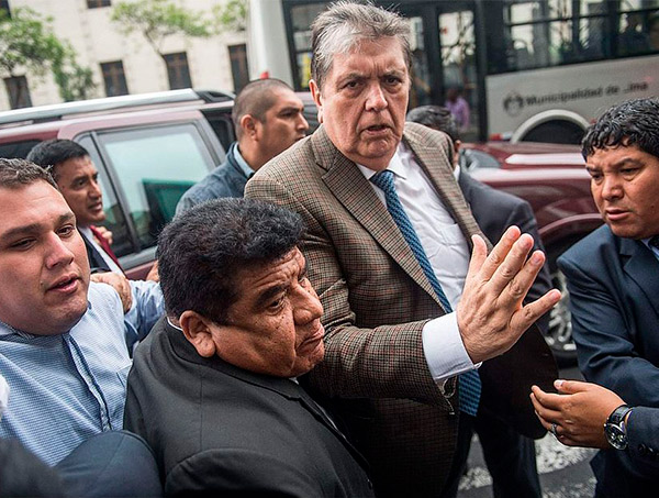 Ex-presidente do Peru tentar se matar após receber mandado de prisão