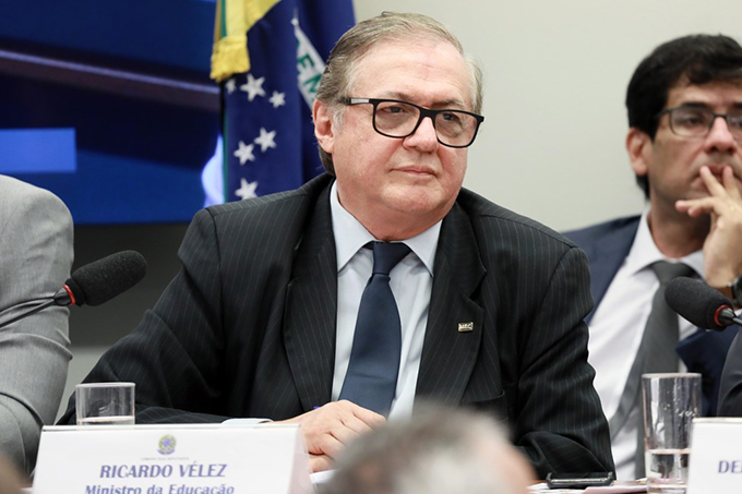 Militar que foi o número 2 do MEC é demitido pelo novo ministro