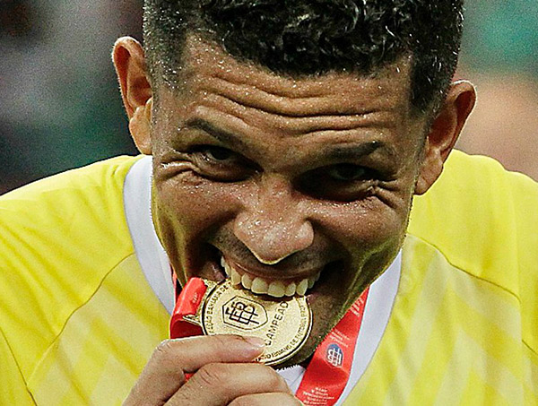 Decisivo, goleiro Anderson quer renovar; Gilberto fala de alívio